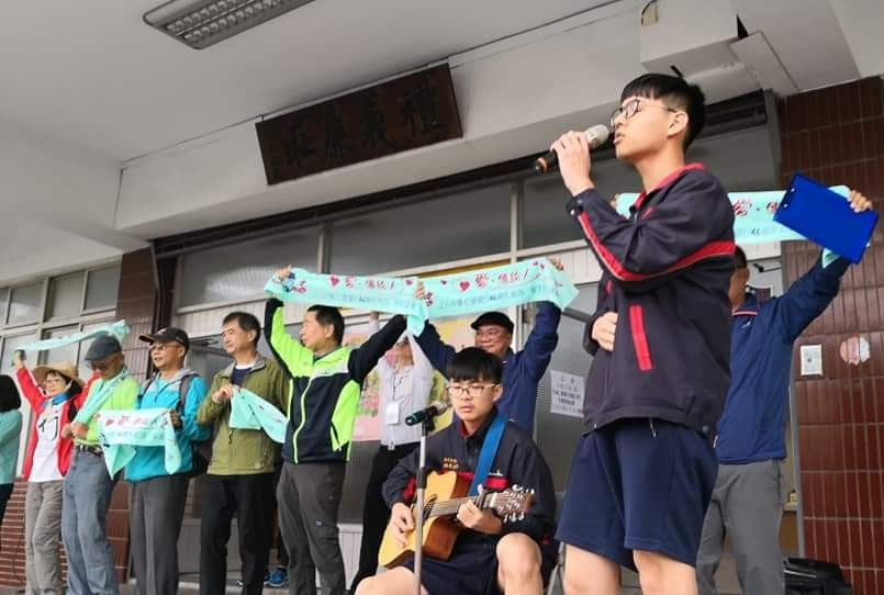 出發前學生演唱加油曲